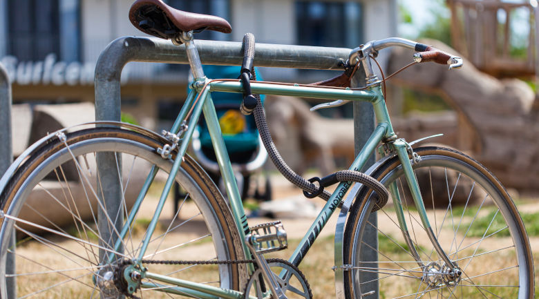 fahrrad gruen angeschlossen texlock spielplatz