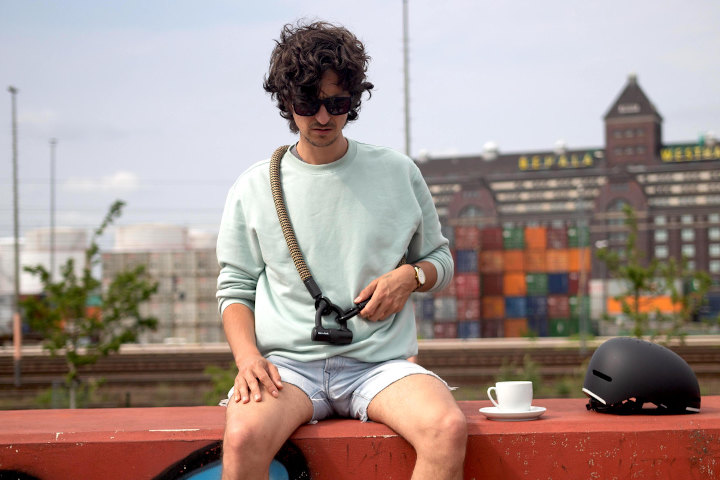 mann auf mauer mit tex—lock über schulter