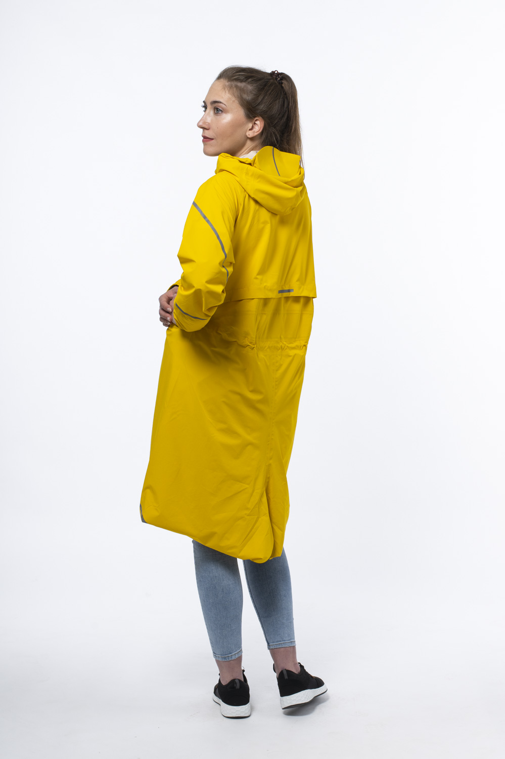 raijn-rain-jacket-yellow-woman-back