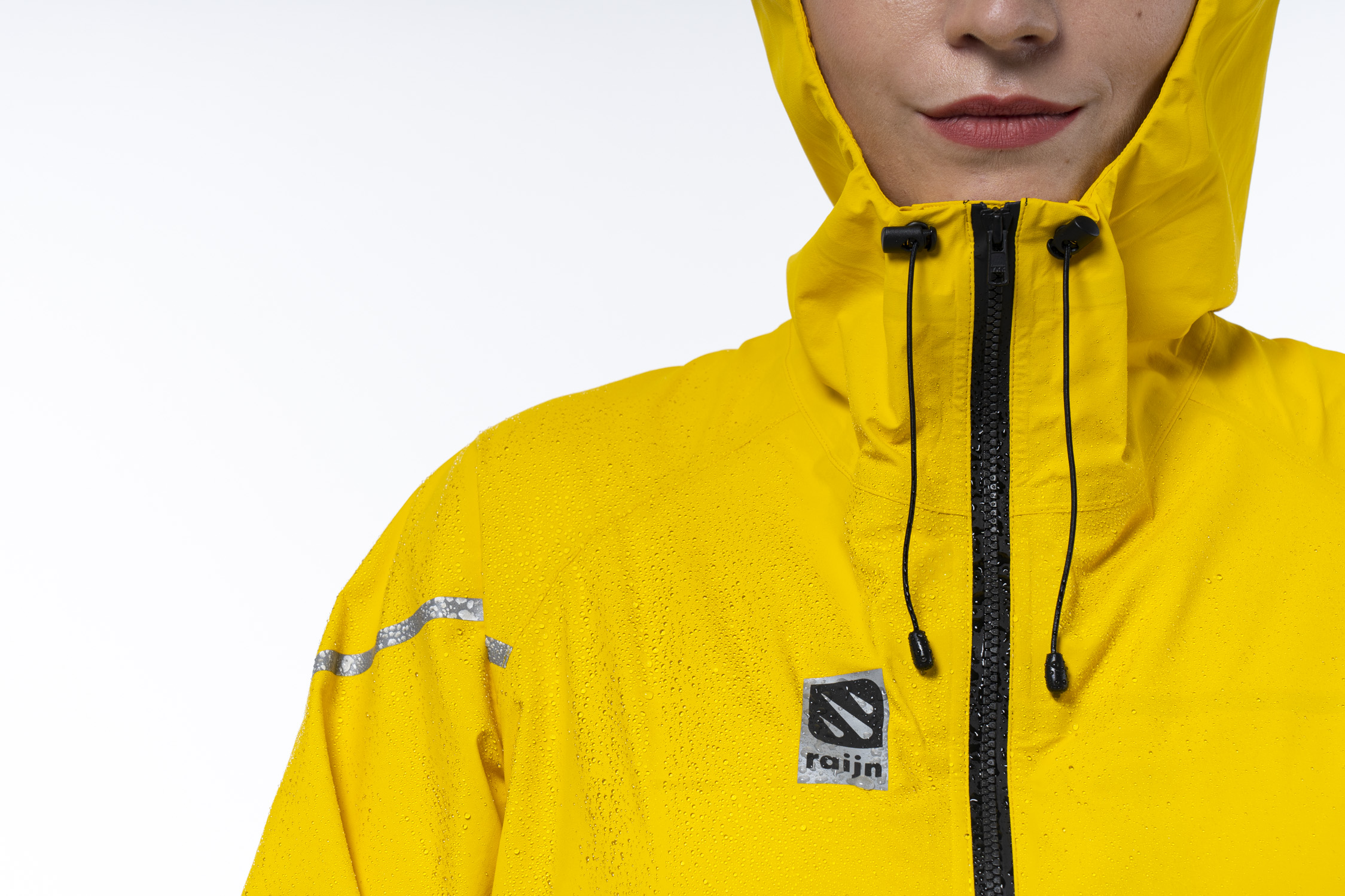 raijn-rain-jacket-jumpsuit-yellow-woman-close-raindrops
