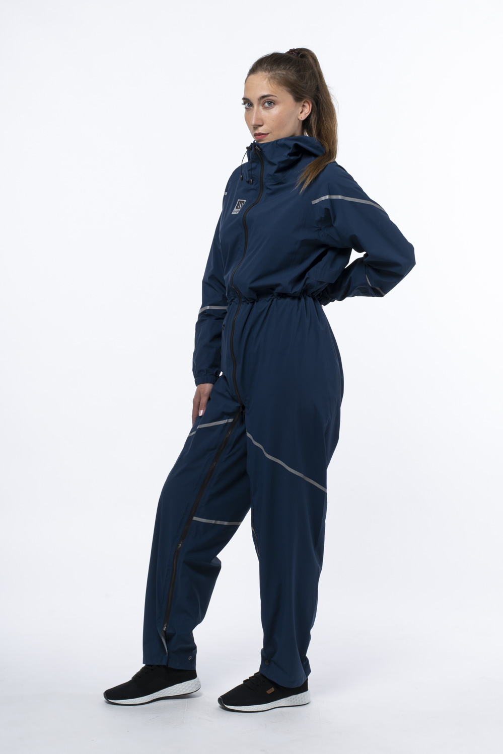 raijn-jumpsuit-blue-woman-side