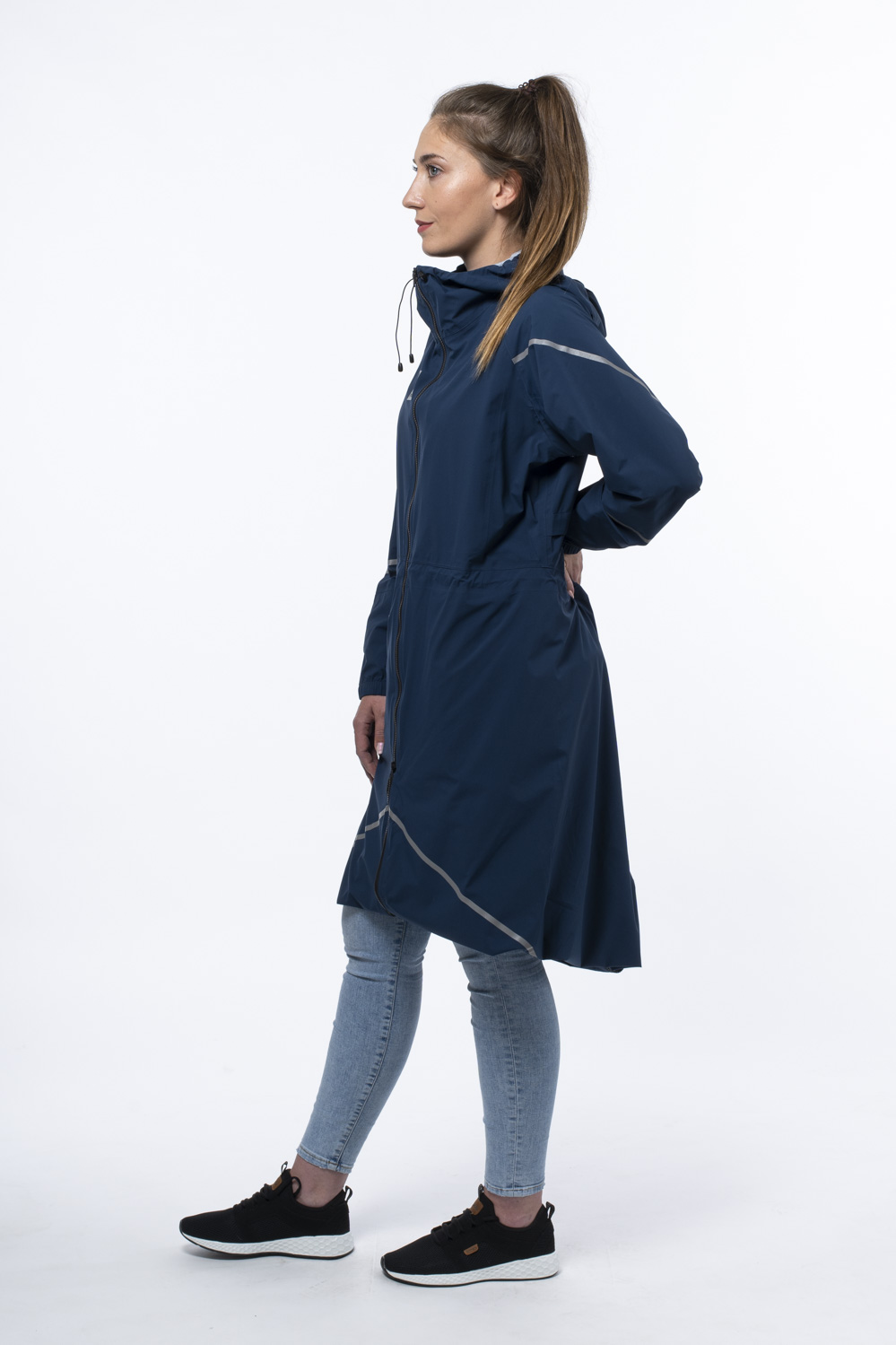 raijn-rain-jacket-blue-woman-side