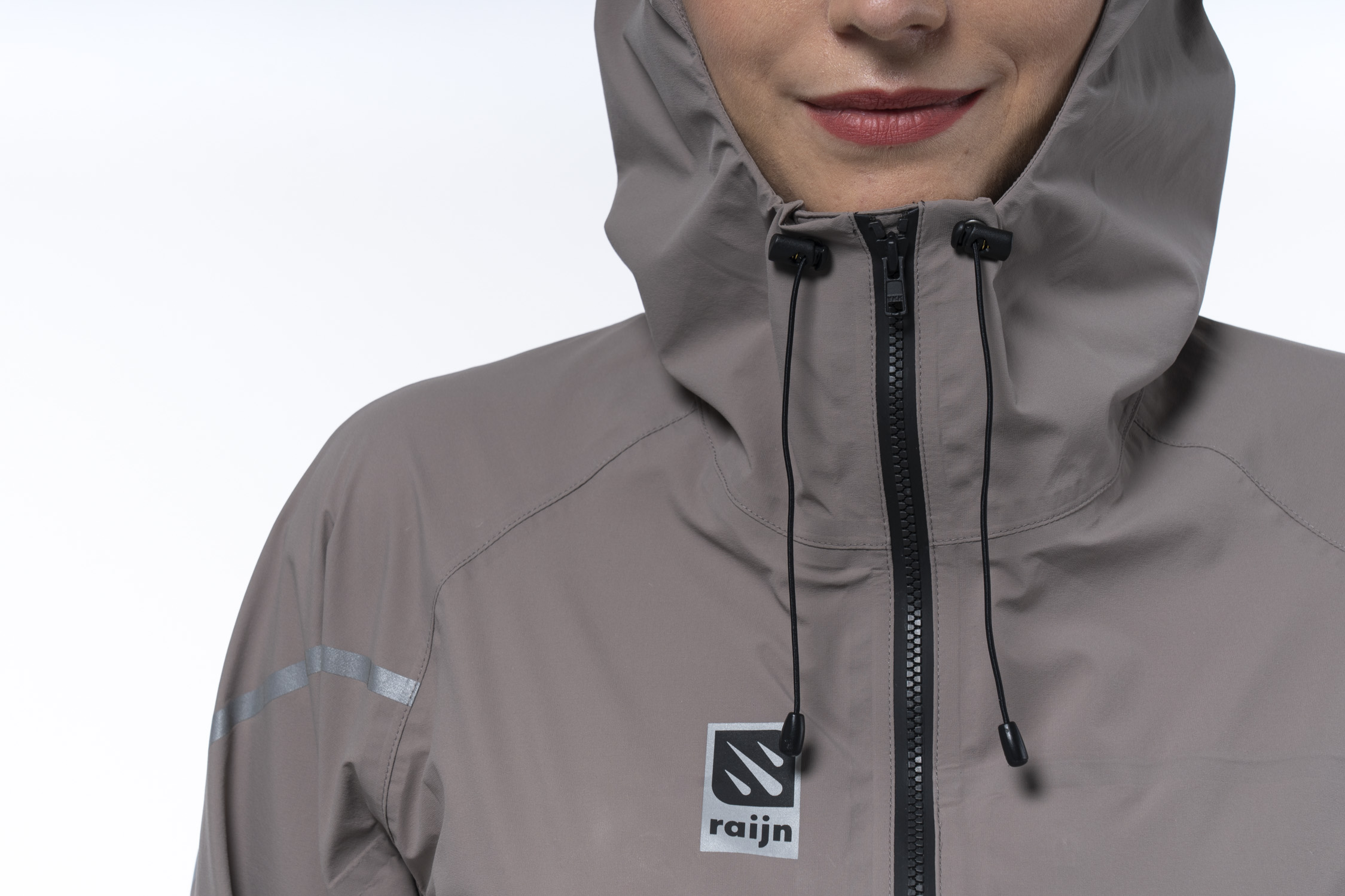 raijn-rain-jacket-jumpsuit-grey-woman-close