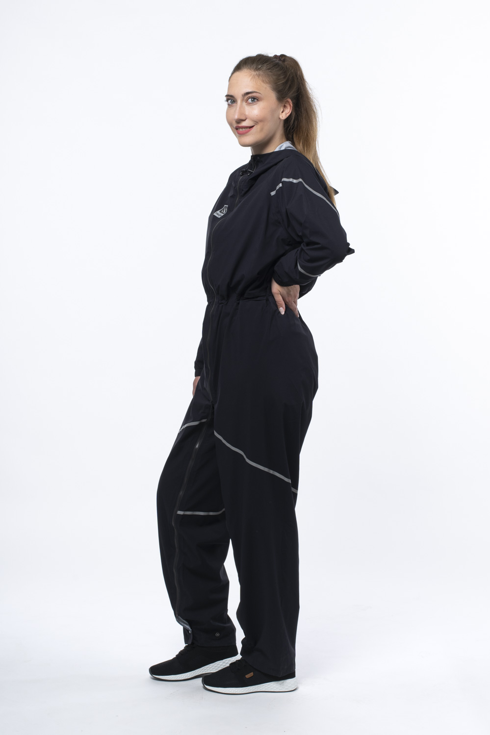 raijn-jumpsuit-black-woman-side