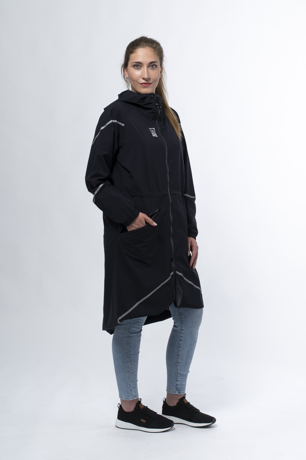 raijn-rain-jacket-black-woman