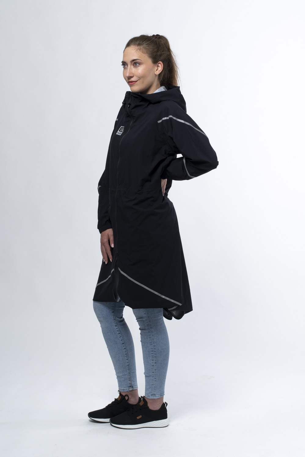 raijn-rain-jacket-black-woman-side