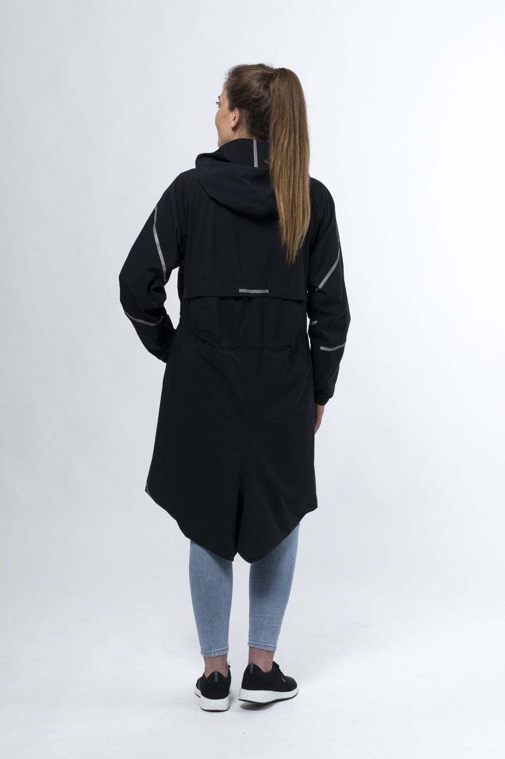 raijn-rain-jacket-black-woman-back