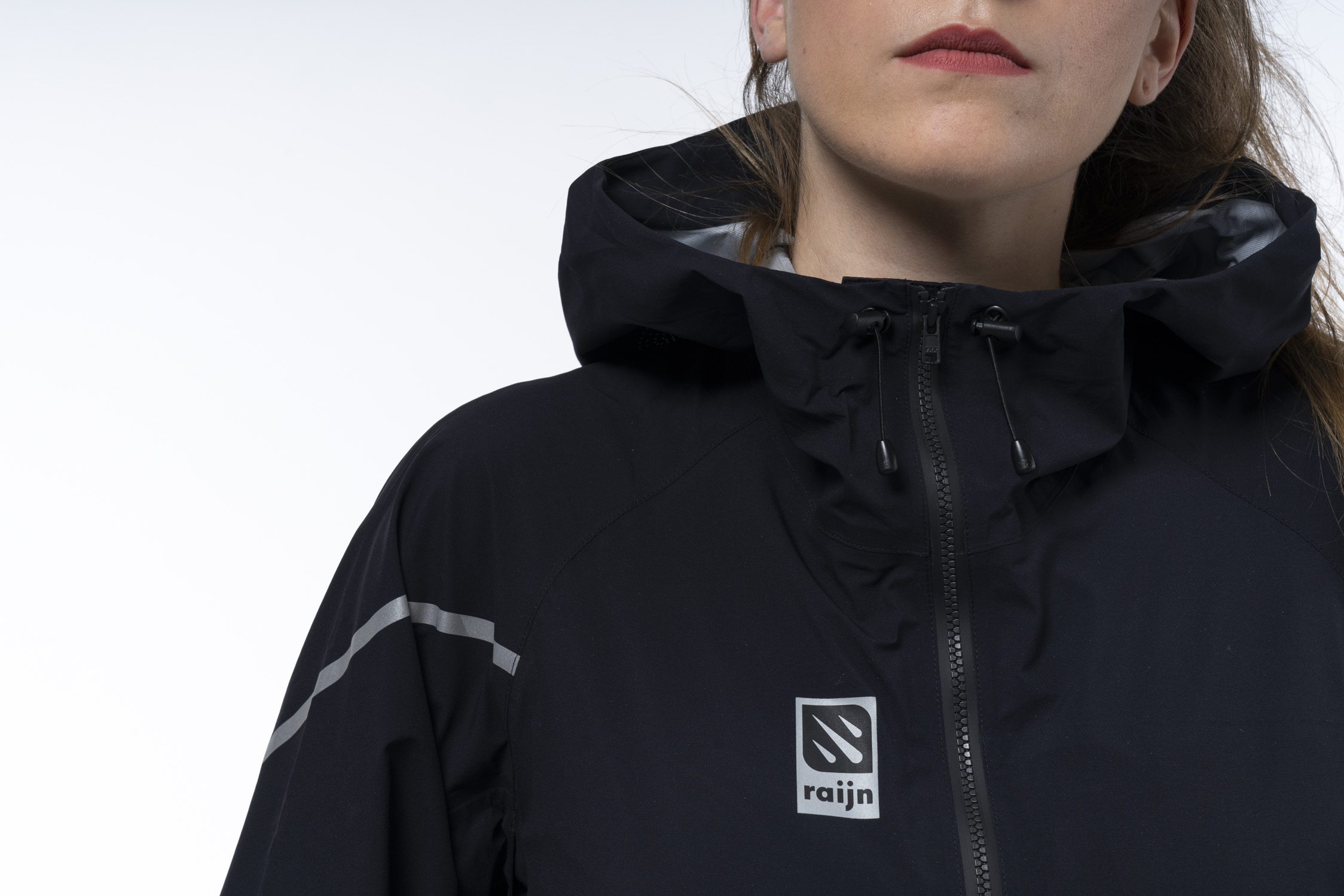 raijn-rain-jacket-jumpsuit-black-woman-close